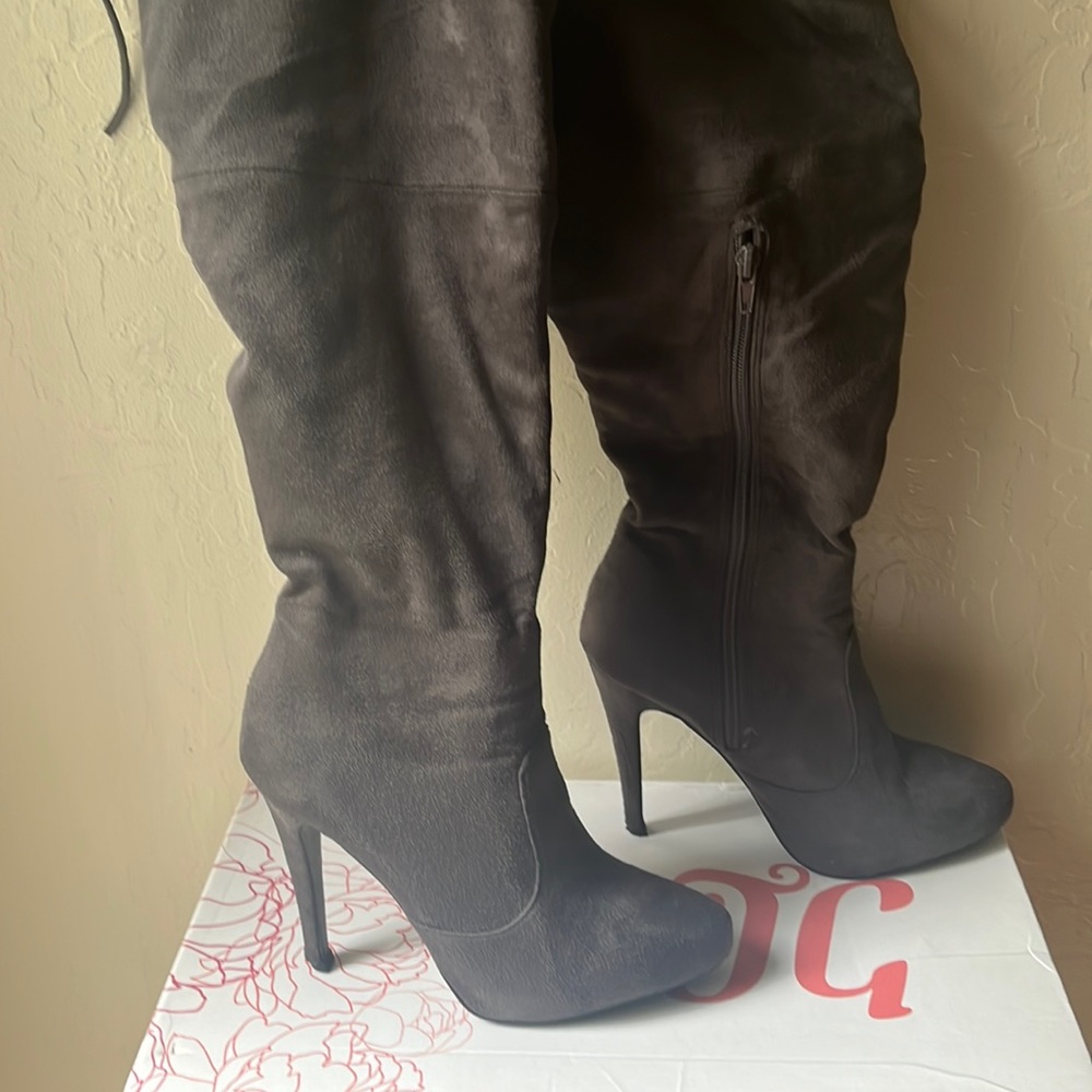 Women’s knee high boot magic grey size 8